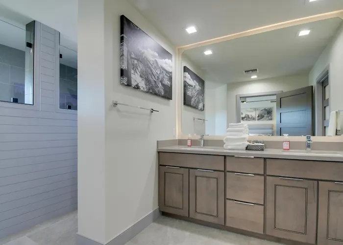 Game Room! Luxury Group Getaway In Holiday home