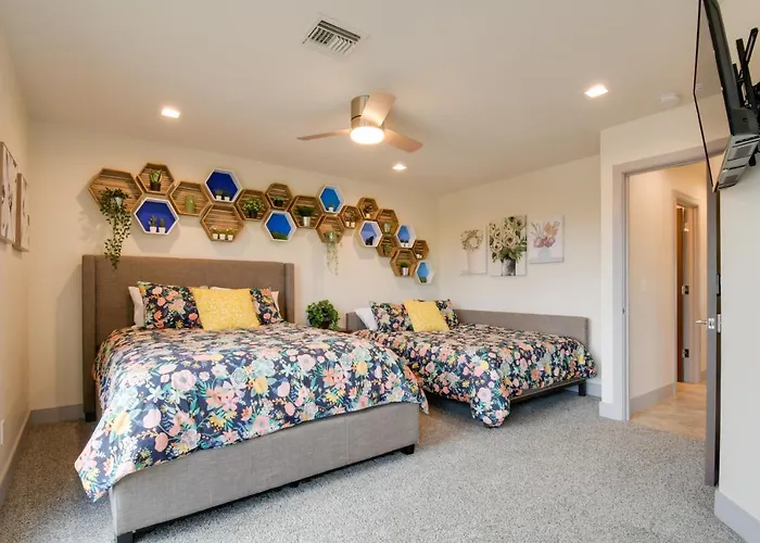 Game Room! Luxury Group Getaway In Holiday home *